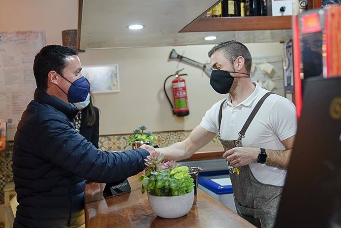 El presidente de la Diputación de Almería visita el gastrobar La Alpujarra de Laujar de Andarax.