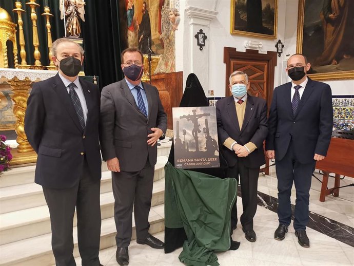El delegado del Distrito Centro, Juan Carlos Cabrera (segundo por la derecha), en la presentación del cartel de la Semana Santa 2022 en el Distrito Casco Antiguo.