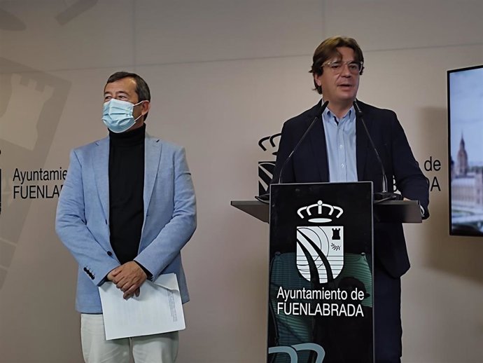 El alcalde de Fuenlabrada, Javier Ayala (PSOE), y el concejal de Educación, Isidoro Ortega