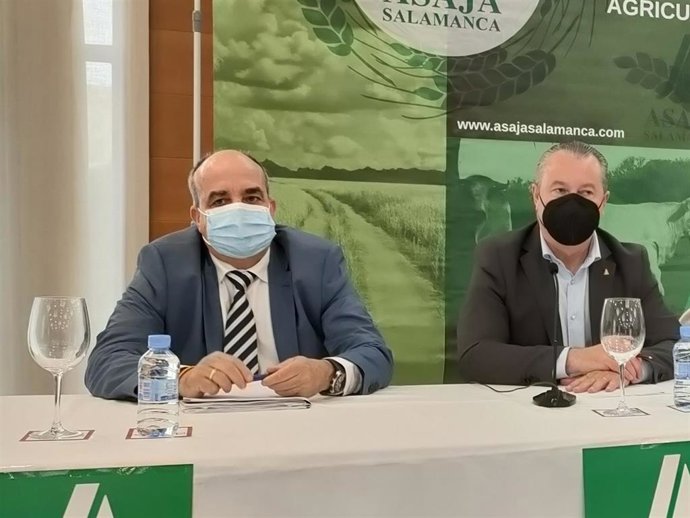 El director general de PAC en Castilla y León, Pedro Medina (i), junto al presidente de Asaja CyL, Donaciano Dujo (d), en Salamanca