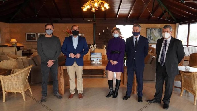 El conseller balear de Medio Ambiente junto a responsables del Club Pollentia Resort & Spa