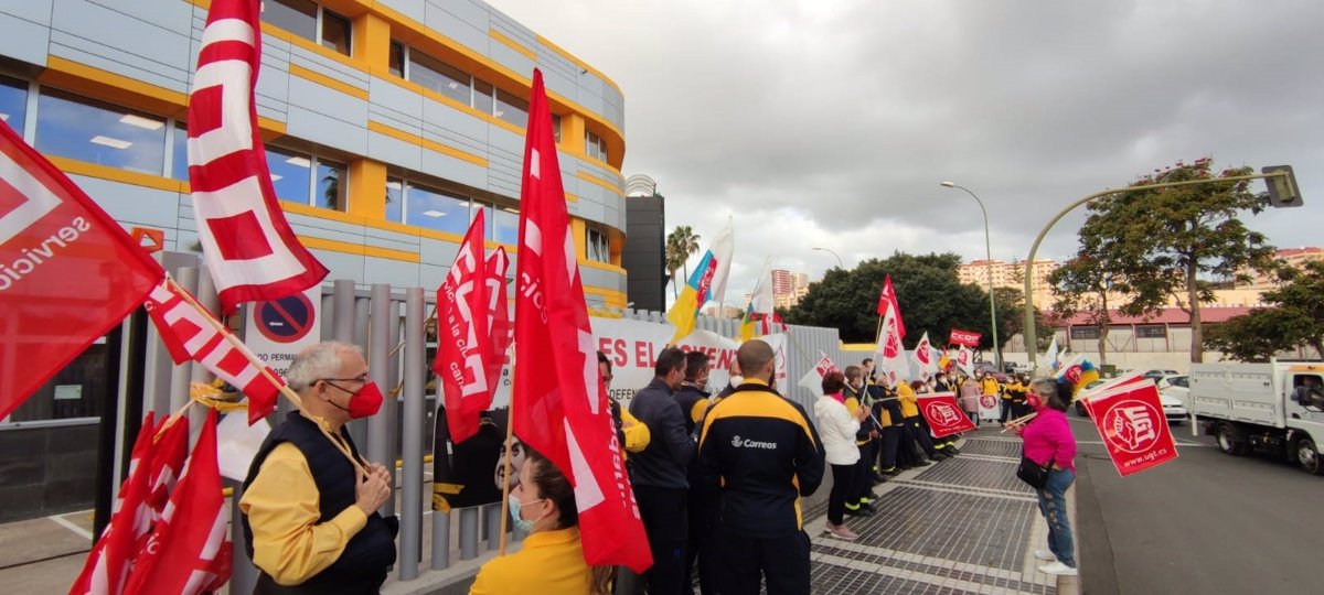 Antecedente posibilidad Resonar Trabajadores de Correos en Las Palmas de Gran Canaria se concentran para  protestar por el "abandono" del servicio postal