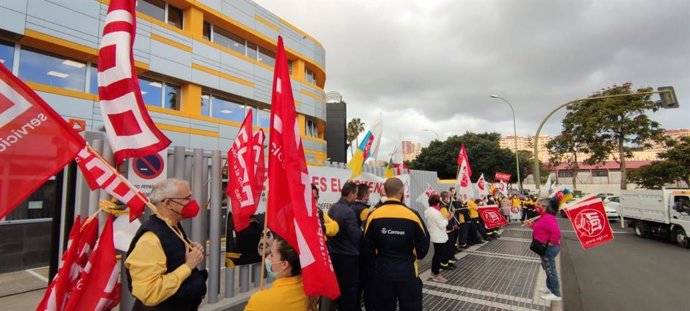 Concentración de trabajadores de Correos en Las Palmas de Gran Canaria