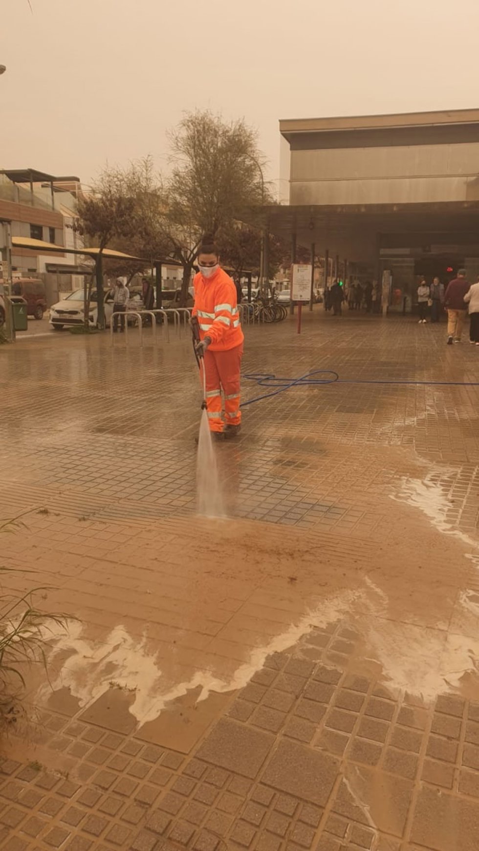 Sadeco desarrolla el dispositivo especial de limpieza de la calima acumulada en las calles de Córdoba tras la lluvia de barro por el paso de la borrasca Celia.