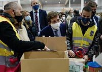 Más de 230 voluntarios por Madrid ultiman el envío de 70 toneladas de material repartidas en 12 tráileres