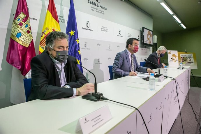 El consejero de Agricultura, Agua y Desarrollo Rural, Francisco Martínez Arroyo, presenta en la Consejería junto con el presidente de la DO Queso Manchego, Antonio Martínez