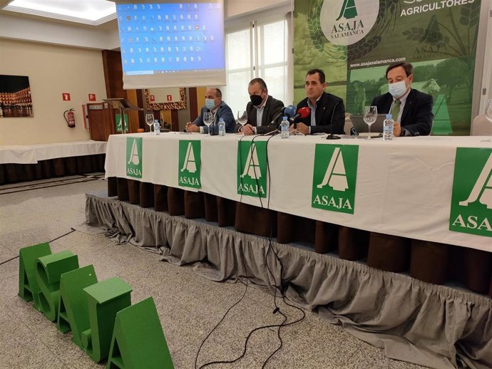 Barato, Primero Por La Derecha, En La Asamblea De Asaja Salamanca.