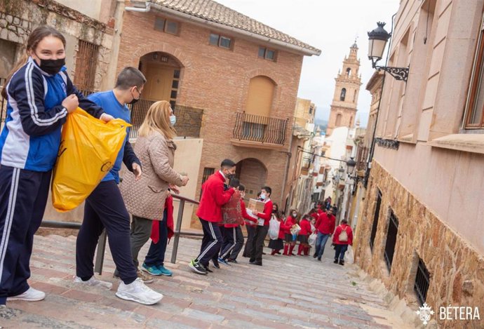 Alumnos de un colegio diocesano forman una "cadena humana" para trasladar cajas con ayudas para refugiados ucranianos