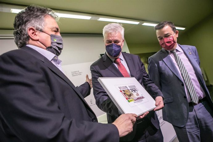 El consejero de Agricultura, Agua y Desarrollo Rural, Francisco Martínez Arroyo, junto con el presidente de la DO Queso Manchego, Antonio Martínez y el director territorial de ONCE en la región, Carlos Javier Hernández,
