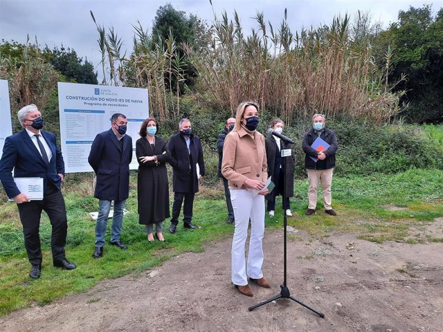 Marta Fernández-Tapias, con Román Rodríguez y Ángeles Vázquez en Vigo.