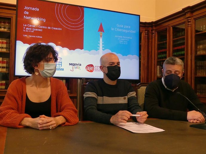 El concejal de Juventud, Ángel Galindo, junto con la secretaría de AJE Segovia, Iría Heredia, y el vocal, Miguel Ángel Hernández.