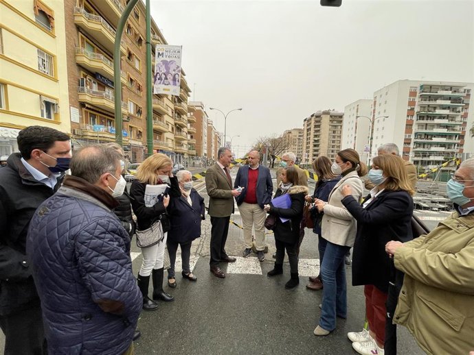 El candidato del PP a la Alcaldía de Sevilla, José Luis Sanz, en Nervión con vecinos y comerciantes del barrio.