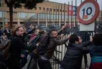 Manifestants protesten davant l'entrada del Saló de l'Ensenyament