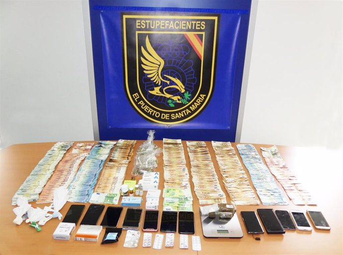 Droga, dinero y material intervenido por la Policía Nacional en El Puerto de Santa María.