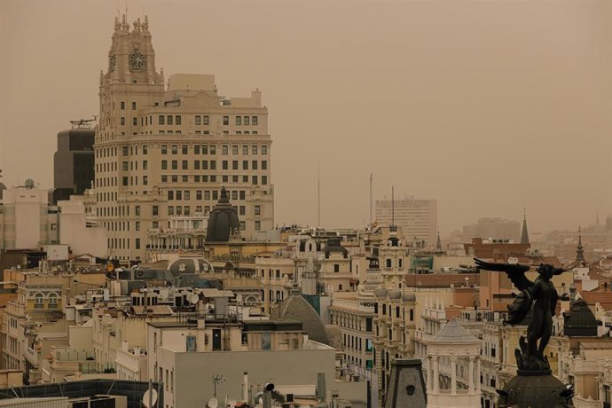 Calima desde la terraza del Círculo de Bellas Artes, a 15 de marzo de 2022, en Madrid (España).