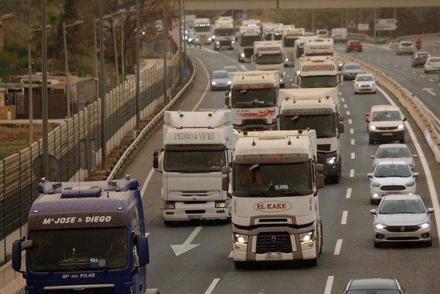 Transportistas colapsan la autovía en el tercer día de huelga indefinida del transporte de mercancías, en la A-30, a 16 de marzo de 2022, en Murcia (España). 
