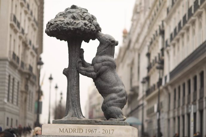 Polvo sahariano en la estatua del Oso y el Madroño de la Puerta del Sol, a 15 de marzo de 2022, en Madrid (España). 