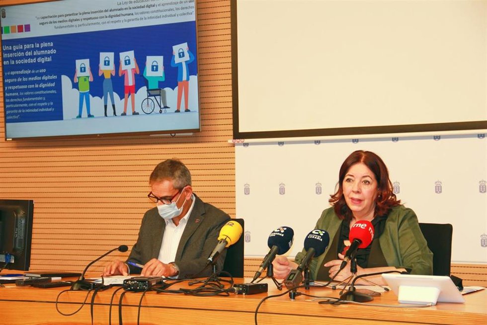 La Consejera de Educación, Universidades, Cultura y Deportes del Gobierno de Canarias, Manuela Armas, y el director general de Ordenación, Innovación y Calidad, Gregorio Cabrera