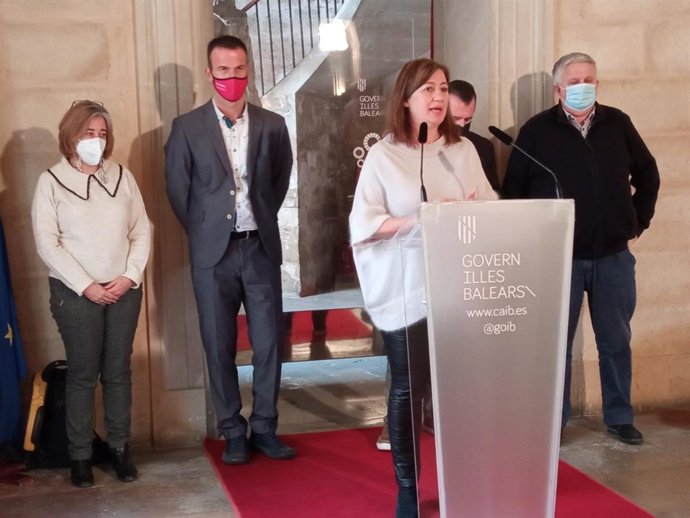 Armengol, junto a los representantes de los agentes sociales.