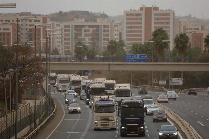 Transportistas colapsan la autovía en el tercer día de huelga indefinida del transporte de mercancías, en la A-30, a 16 de marzo de 2022, en Murcia (España). El paro, convocado a nivel nacional por la Plataforma para la Defensa del Sector de Transporte 