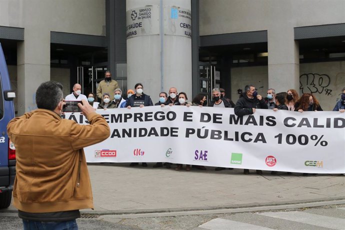 Archivo - Una persona fotografía con su móvil a varios sanitarios, con una pancarta que reza 'Más empleo y de más calidad. Sanidad Pública 100%', en el Centro de Salud Illas Canarias, a 10 de febrero de 2022, en Lugo, Galicia, (España).