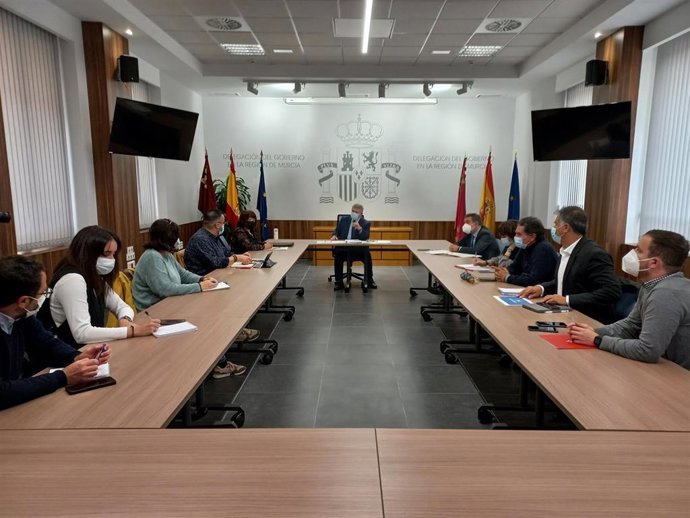 El delegado del Gobierno en la Región, José Vélez, reunido con representantes de CEPAIM, ACCEM, Cruz Roja, Murcia Acoge, Columbares y Fundación Iniciativa Social para abordar la llegada de refugiados de Ucrania