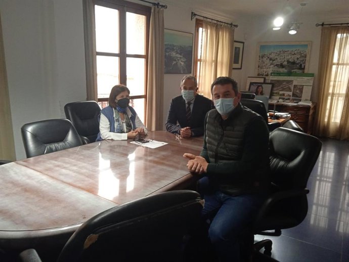 El delegado de Turismo se reúne con la alcaldesa de Mojácar (Almería).