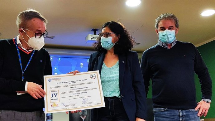 El gerente del área sanitaria VIII, Bernabé Fernández; la gerente del Sespa, Concepción Saavedra, y el jefe de jefe de Evaluación de Calidad del Sespa, Valentín Javier Rodríguez.