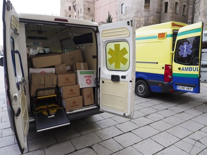 Las ambulancias donadas a Cáritas y al Arzobispado de Barcelona están cargadas con material médico