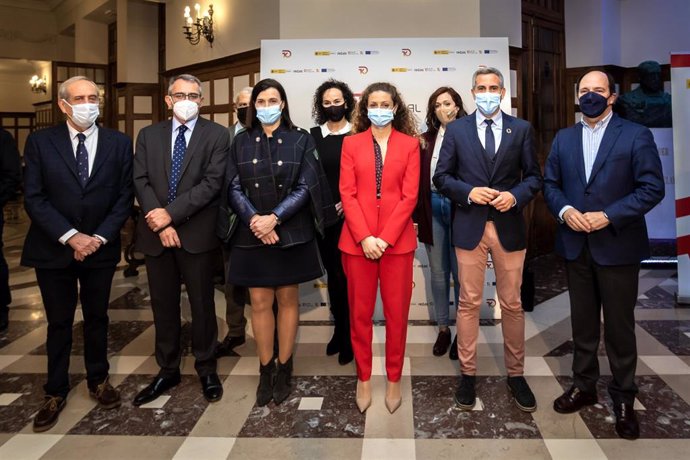 El vicepresidente, Pablo Zuloaga; la alcaldesa de Santander, Gema Igual; y la delegada del Gobierno, Ainoa Quiñones, entre otros, en la presentación del programa Kit Digital Santander