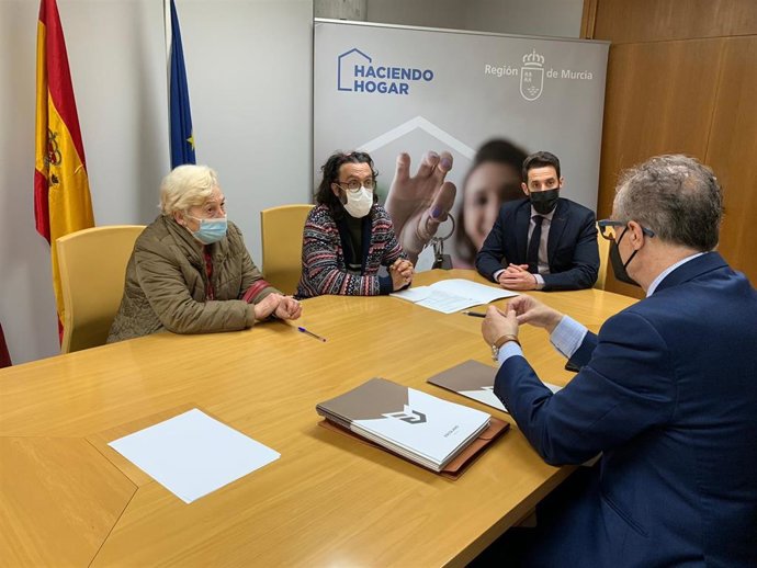 El director de Vivienda, José Francisco Lajara, durante la firma de las escrituras de propiedad de una vivienda social
