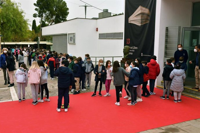 Escolares en las actividades organizadas en la XIII edición de la Feria del Libro de Tomares.
