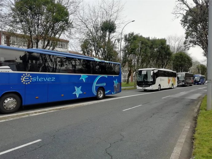Más de 50 autobuses se concentran ante la Xunta para denunciar el "oligopolio" de Monbus, que "incumple" lo licitado