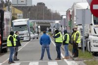 Piquetes de transportistas cortan la N-432 para el paso de camiones en uno de los accesos a Córdoba