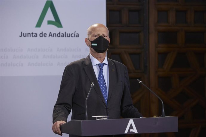 Imbroda pide "rigurosidad" en los datos "los colectivos" que se manifiestan por el cierre de unidades escolares