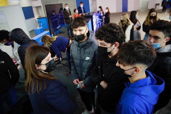 La consellera de Investigación y Universidades, Gemma Geis, en el estand del Saló de l'Ensenyament