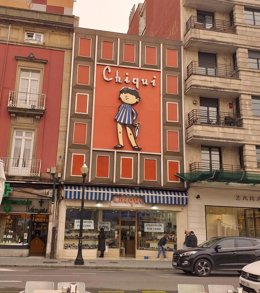 Cartel de calzados Chiqui, en la plaza del Parchís de Gijón