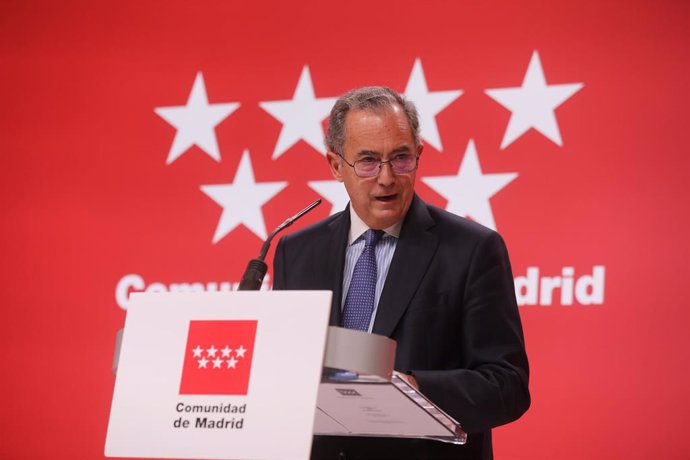 Archivo - El consejero de Educación, Ciencia y Universidades de la Comunidad de Madrid, Enrique Ossorio, comparece ante los medios de comunicación tras la celebración del último Consejo de Gobierno del año, en la Real Casa de Correos, a 29 de diciembre 