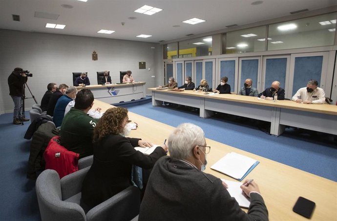 La conselleira do Mar, Rosa Quintana, se reúne en Santiago con el sector pesquero