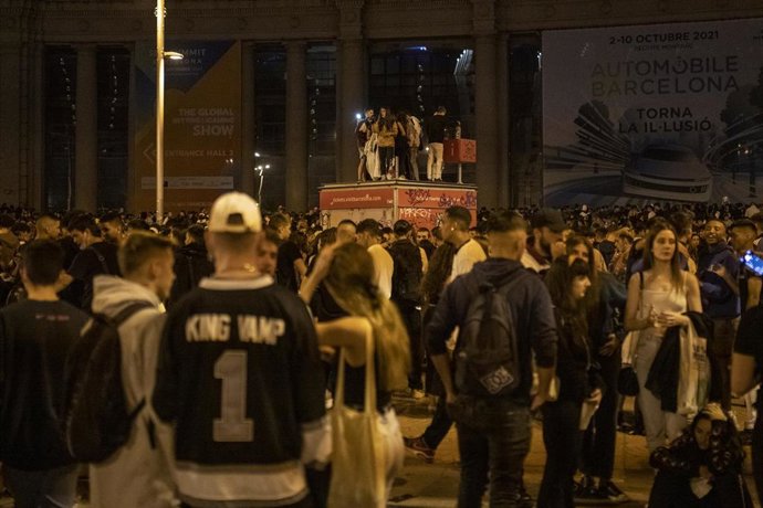 Archivo - Grupos de personas se concentran en la vía pública durante el primer día de las fiestas de la Merc, a 24 de septiembre de 2021, en Barcelona, Cataluña (España). 