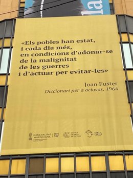 El Institut Valenci de Cultura (IVC) ha colgado en los vestíbulos y las fachadas de los edificios que acogen sus organismos culturales pancartas en las que cita al pensador valenciano Joan Fuster para expresar su rechazo a la invasión de Ucrania