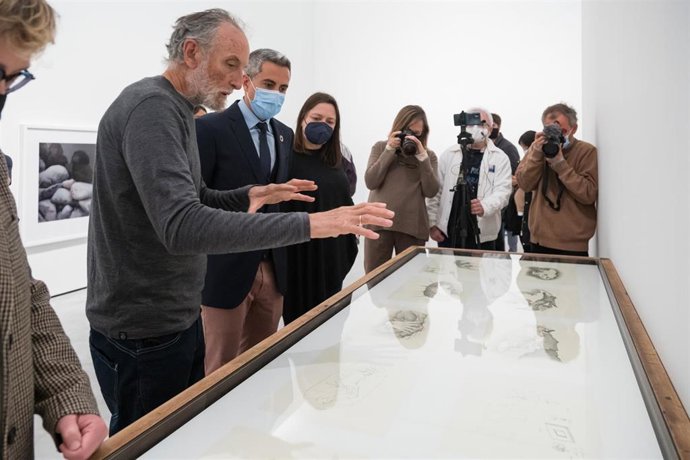 Presentación de la exposición 'La sombra incisa. Bordeando el hielo', del fotógrafo Javier Vallhonrat.