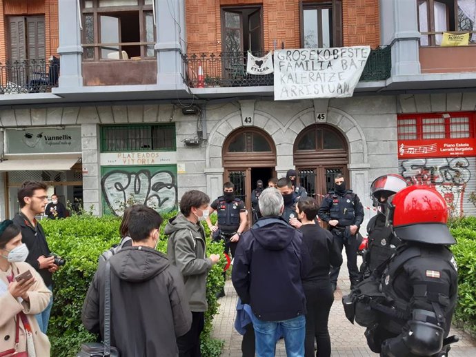 Exterior del inmueble donde un vecino de San Sebastián ha sido deshauciado este miércoles