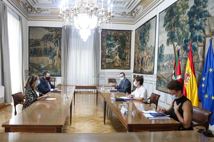 Archivo - La consejera de Gobernanza Pública y Autogobierno del Gobierno vasco, Olatz Garamendi (i) durante su reunión con la ministra de Política Territorial y Portavoz del Gobierno, Isabel Rodríguez (2d), en la sede del Ministerio, a 17 de septiembre 
