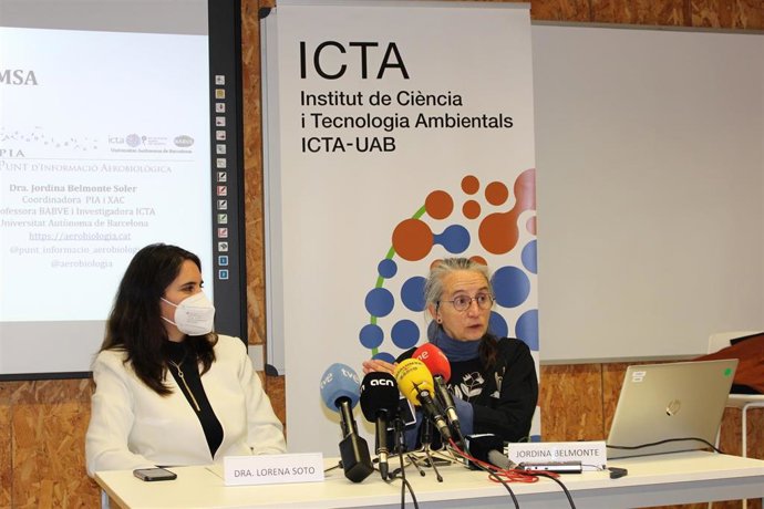 La alergóloga del Hospital de la Santa Creu i Sant Pau y coordinadora del Comité de Alergia Respiratoria de la Sociedad Catalana de Alergia e Inmunología Clínica (SCAIC), Lorena Soto, y la investigadora de la UAB, Jordina Belmonte.