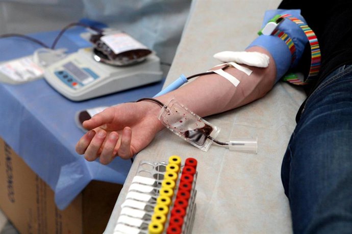 Una persona dona sangre en un centro de Dnipro, Ucrania (archivo).