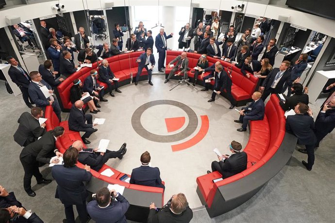 Archivo - 06 September 2021, United Kingdom, London: Traders are seen in the Ring at the London Metals Exchange after open-outcry trading returned for the first time since March 2020, when the Ring was temporarily closed due to the coronavirus pandemic.