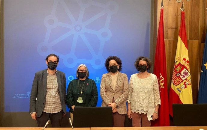 La consejera de Derechos Sociales, Mari Carmen Maeztu, y la directora gerente de ANADP, Inés Francés, en la presentación del anteproyecto de Ley Foral de Atención a las Personas Con Discapacidad en Navarra y Garantía de sus Derechos