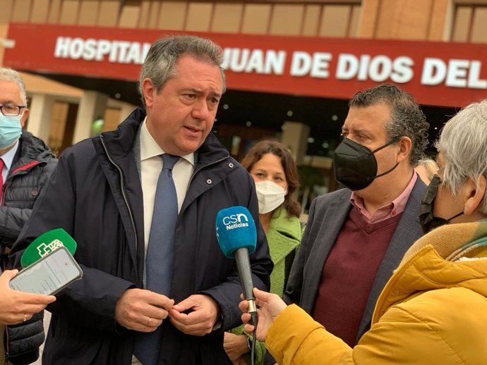 El secretario general del PSOE-A, Juan Espadas, atiende a los medios tras reunirse con el comité de empresa del Hospital San Juan de Dios de Bormujos (Sevilla).