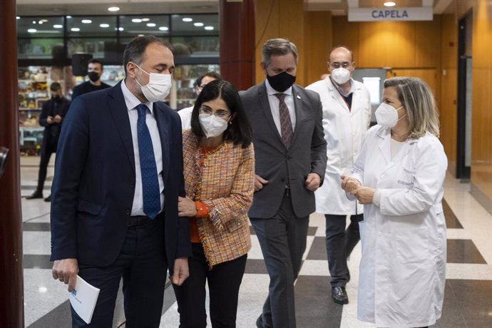 El conselleiro de Sanidade, Julio García Comesaña, y la ministra de Sanidad, Carolina Darias, en el Hospital Clínico.